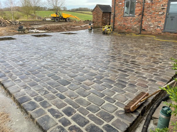 Reclaimed Grit Stone Cobble Driveway in Cotswolds