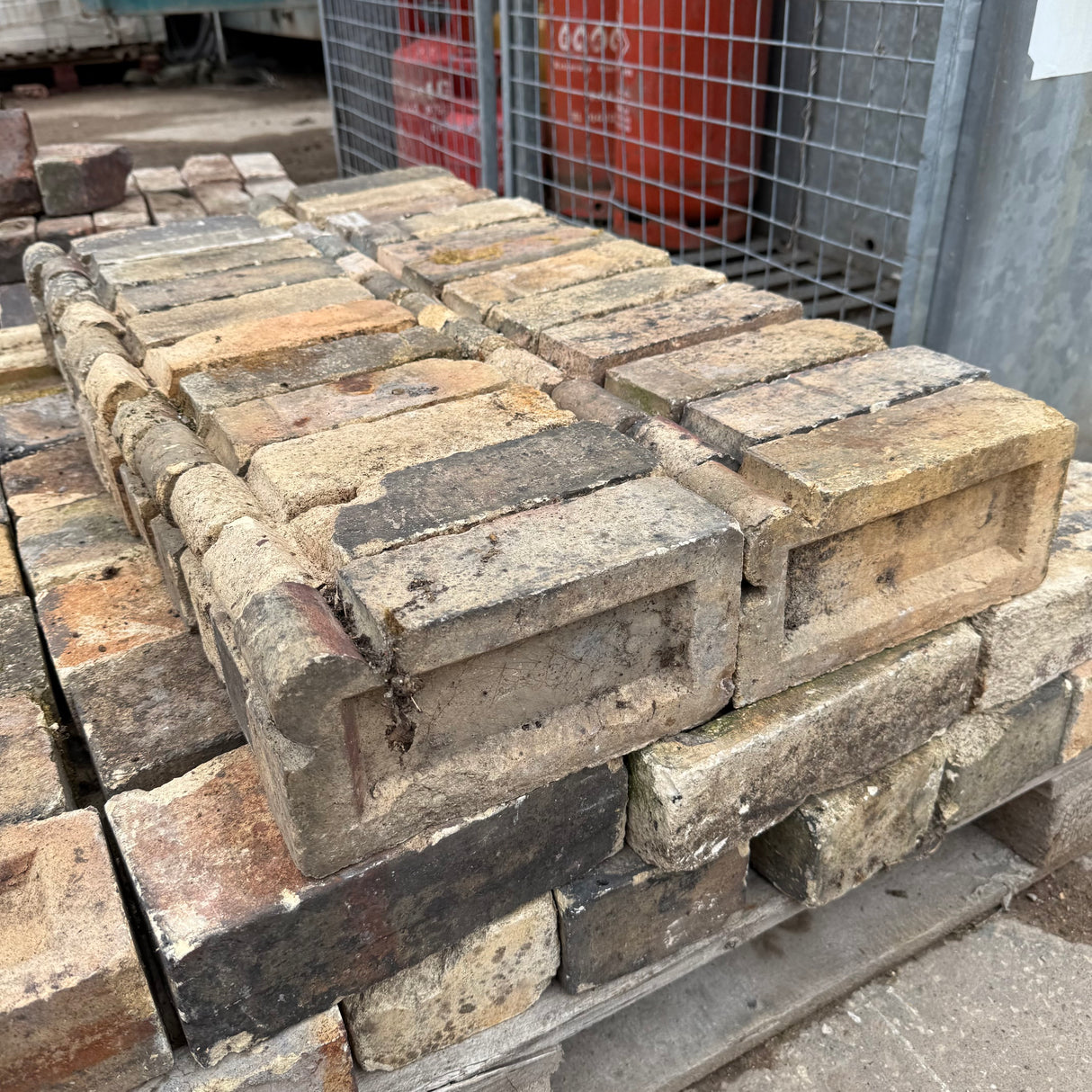 Reclaimed Cream Decorative Bricks - Job Lot of 23 Bricks