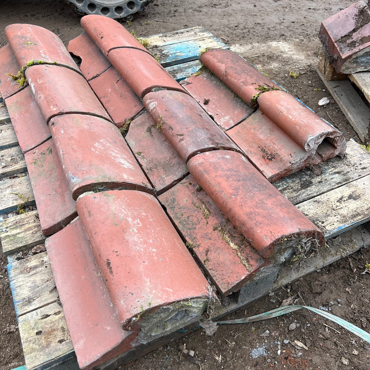 Reclaimed Terracotta Red Wave Wall Coping Brick - Job Lot of 10ft