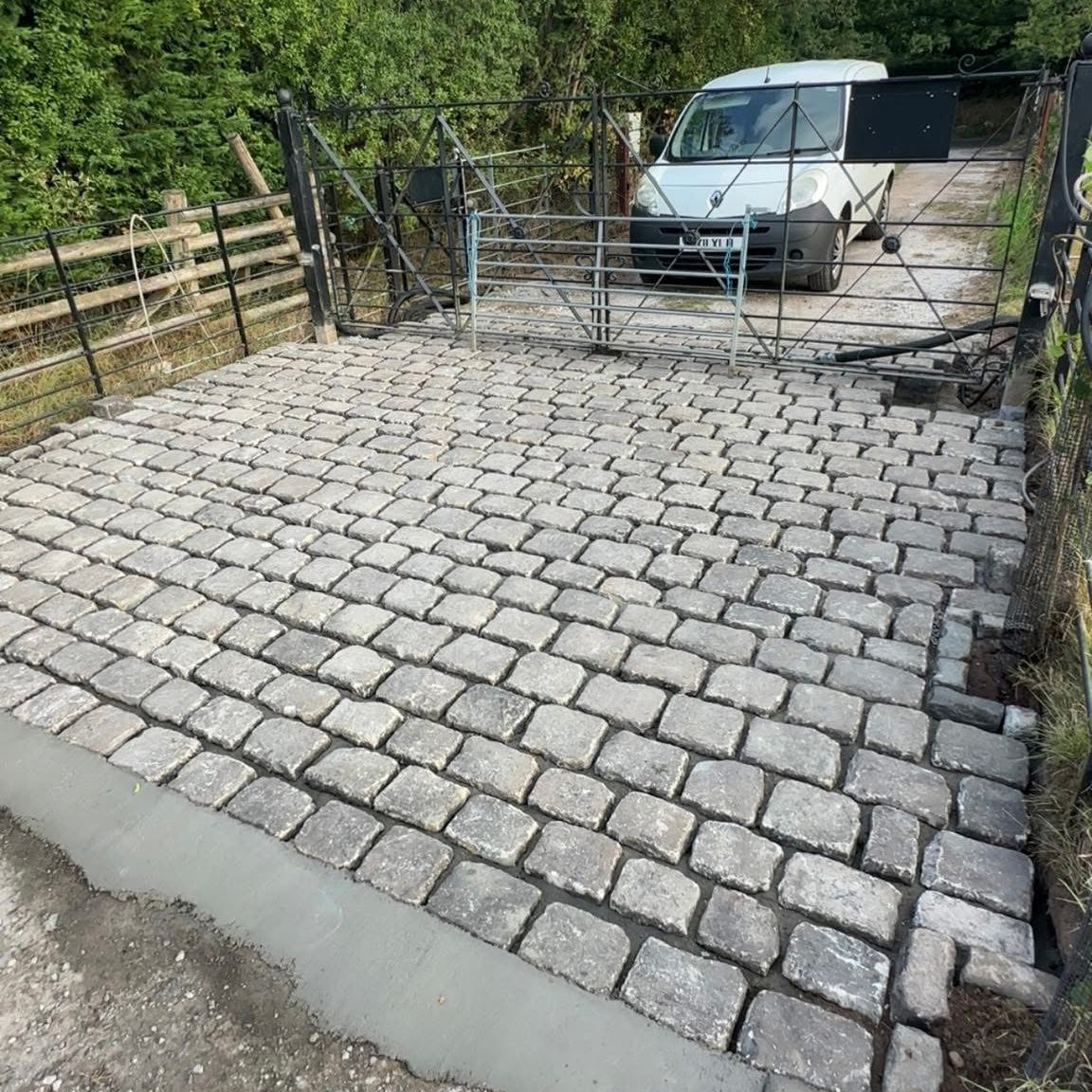 Reclaimed Grit Stone Cobbles - Per Bag