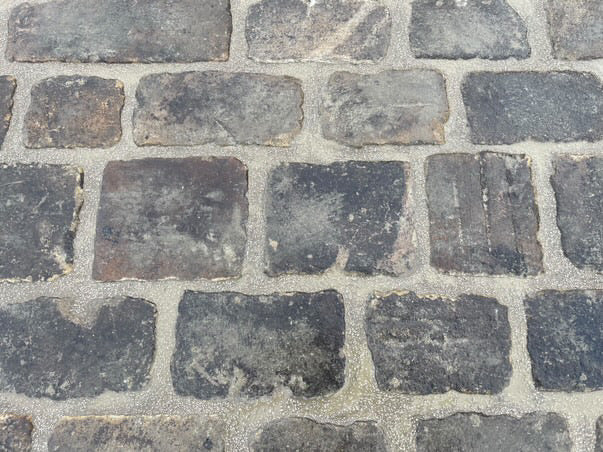 Reclaimed Grit Stone Cobble Driveway in Cotswolds