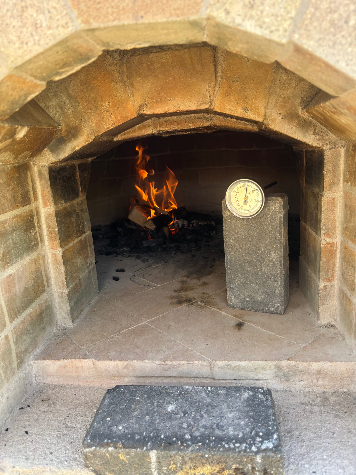 Reclaimed Refractory Furnace Fire Bricks - Ideal For BBQ , Pizza Oven and Fireplaces