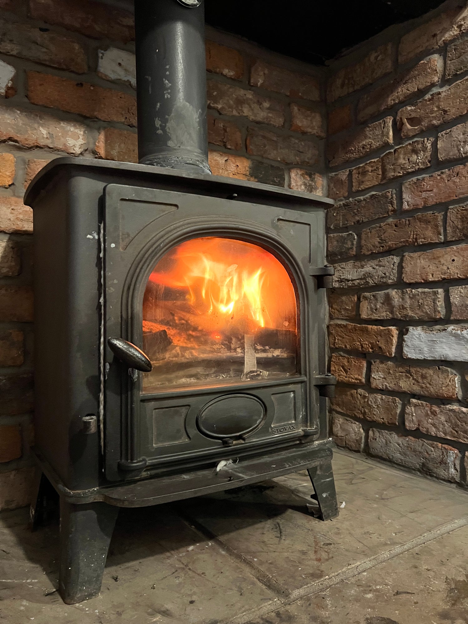 Log Burning Stove with Brick Slip Fire Chamber