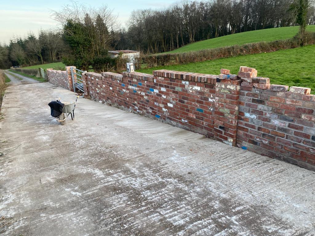 Reclaimed Common Brick Garden Wall and Fireplace - Reclaimed Brick Company