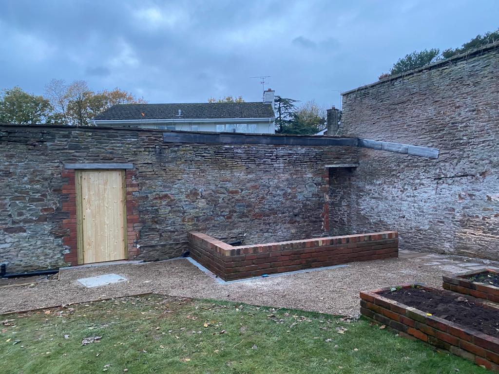 Reclaimed Common Brick Garden Wall and Fireplace - Reclaimed Brick Company