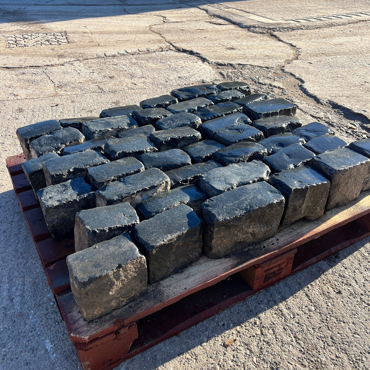 Dark Granite Courtyard - Reclaimed Brick Company