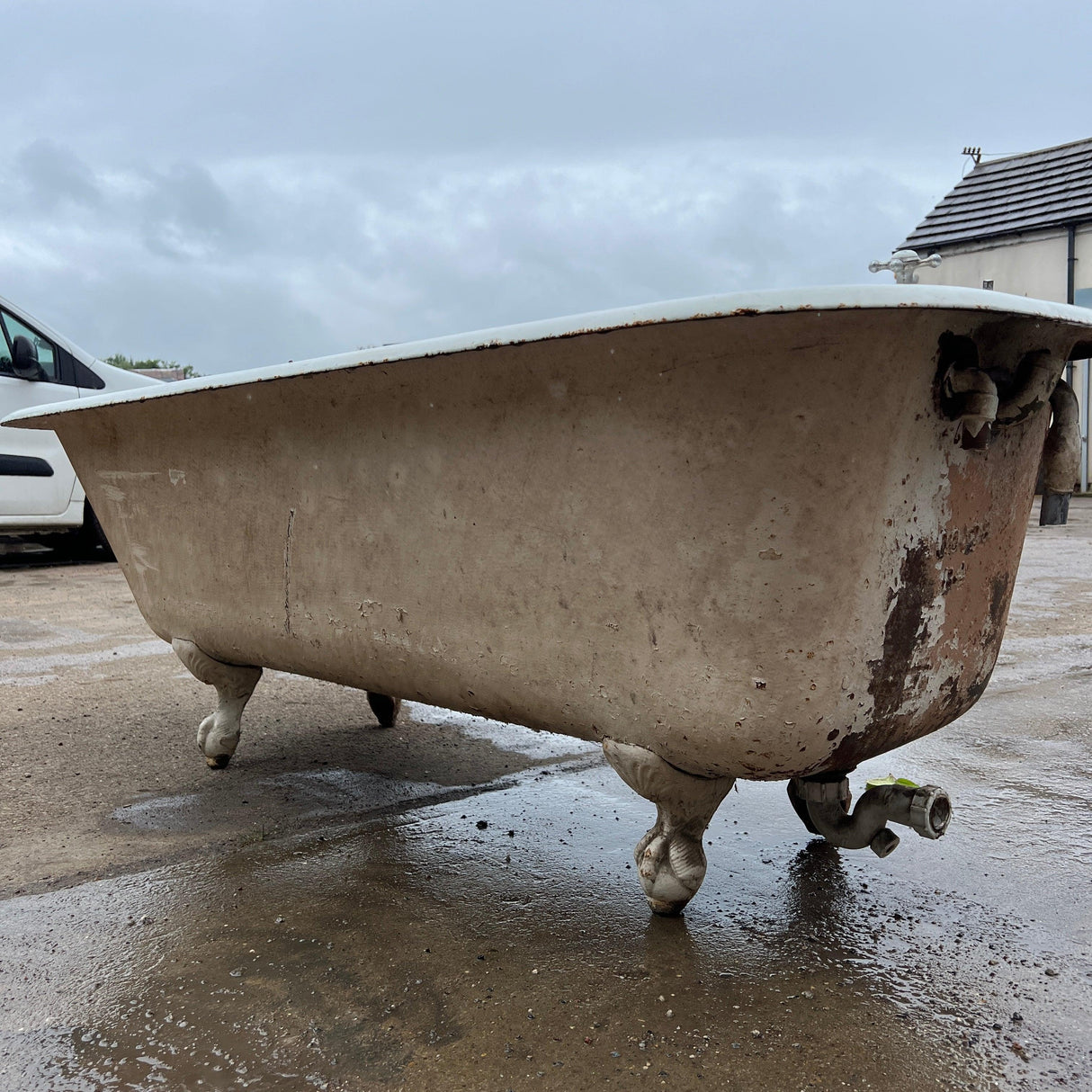 Reclaimed Free-Standing White Cast Iron Bath Tub with Feet - Reclaimed Brick Company