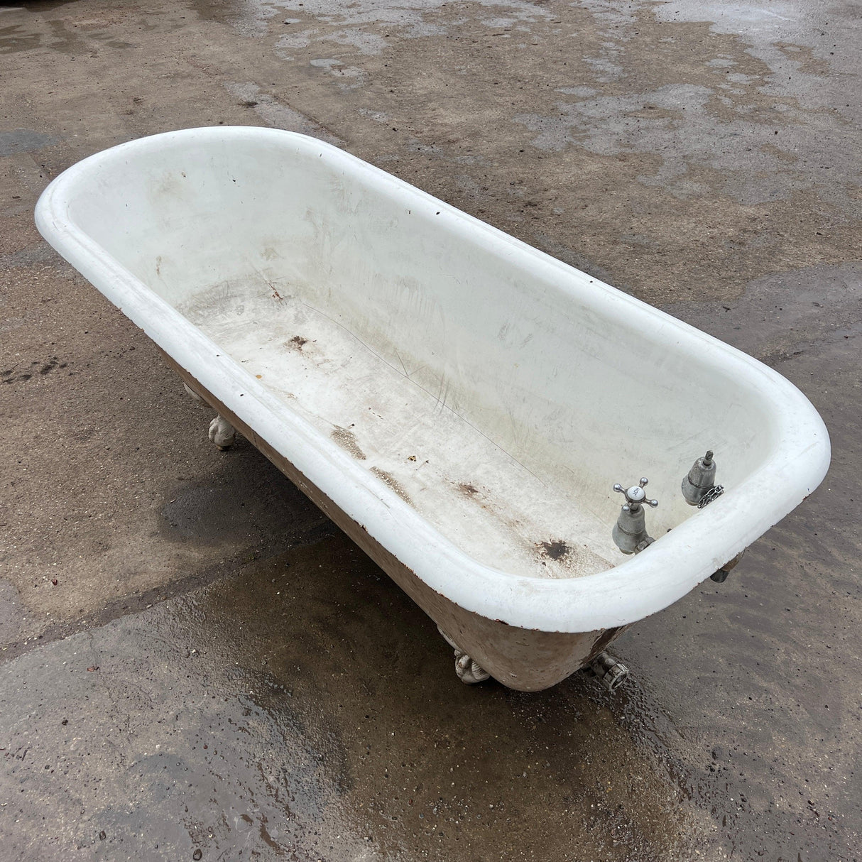 Reclaimed Free-Standing White Cast Iron Bath Tub with Feet - Reclaimed Brick Company