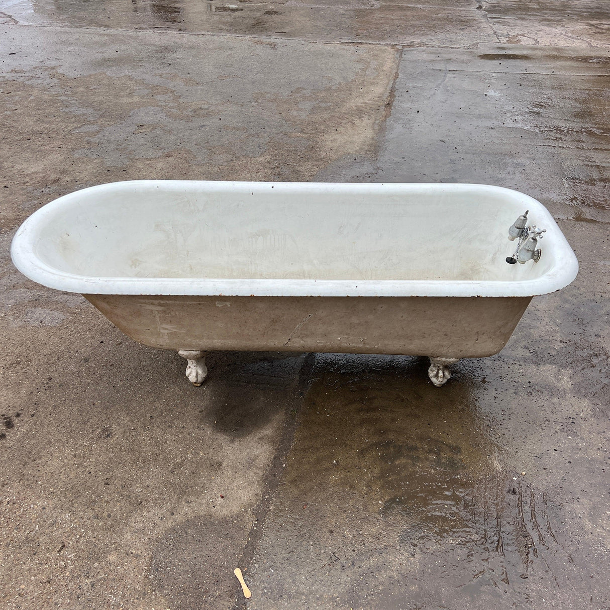 Reclaimed Free-Standing White Cast Iron Bath Tub with Feet - Reclaimed Brick Company