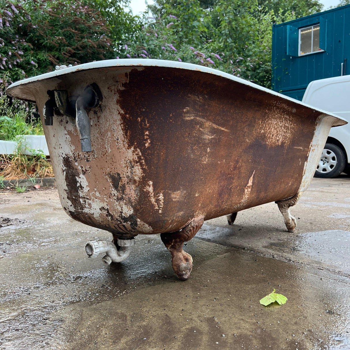 Reclaimed Free-Standing White Cast Iron Bath Tub with Feet - Reclaimed Brick Company