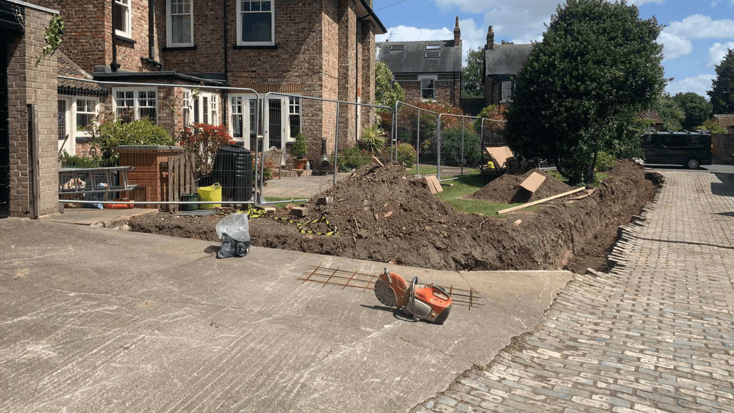 Reclaimed Industrial Brick Garden Wall - Reclaimed Brick Company