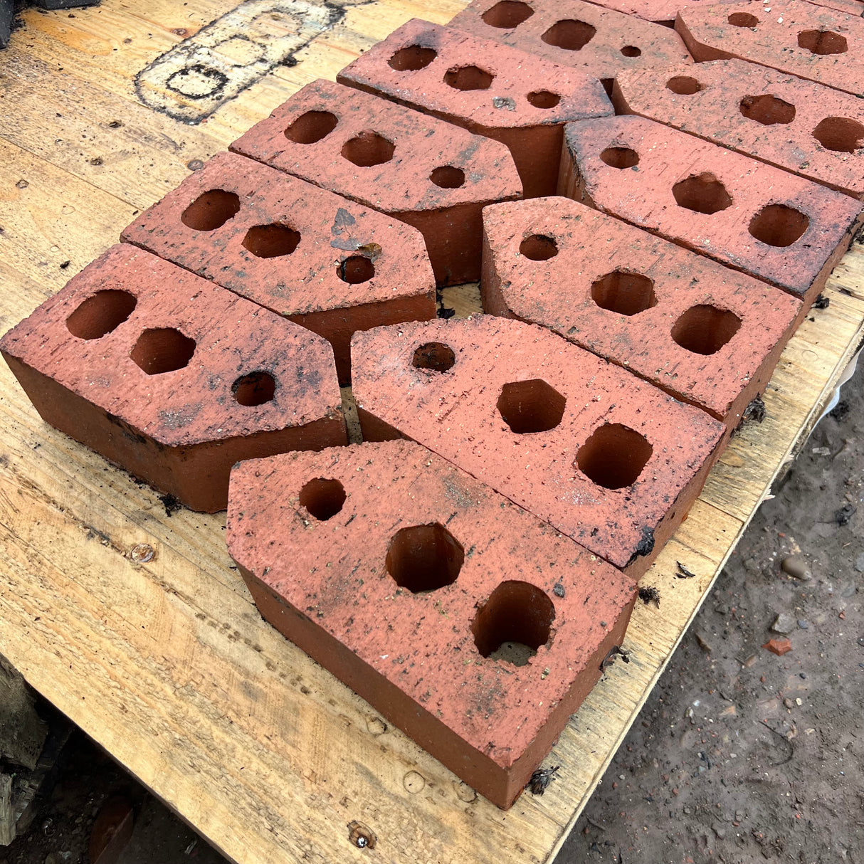 AN1.2 Smooth Red 65mm Squint Bricks