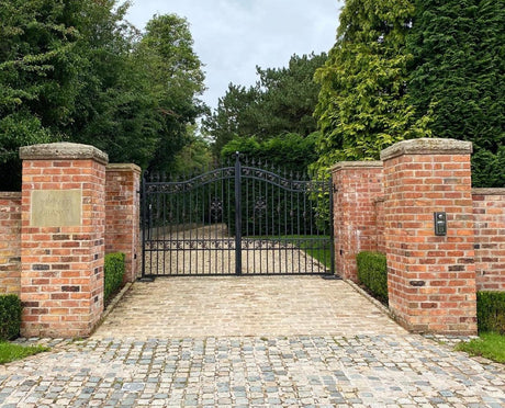 Reclaimed Brick Gate Pilar Entrance and Granite Sett Driveway - Reclaimed Brick Company