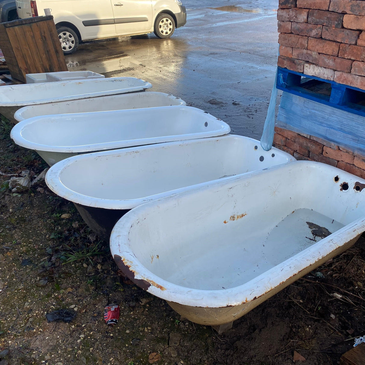 Reclaimed Free-Standing White Cast Iron Bath Tub w/ Feet - Reclaimed Brick Company