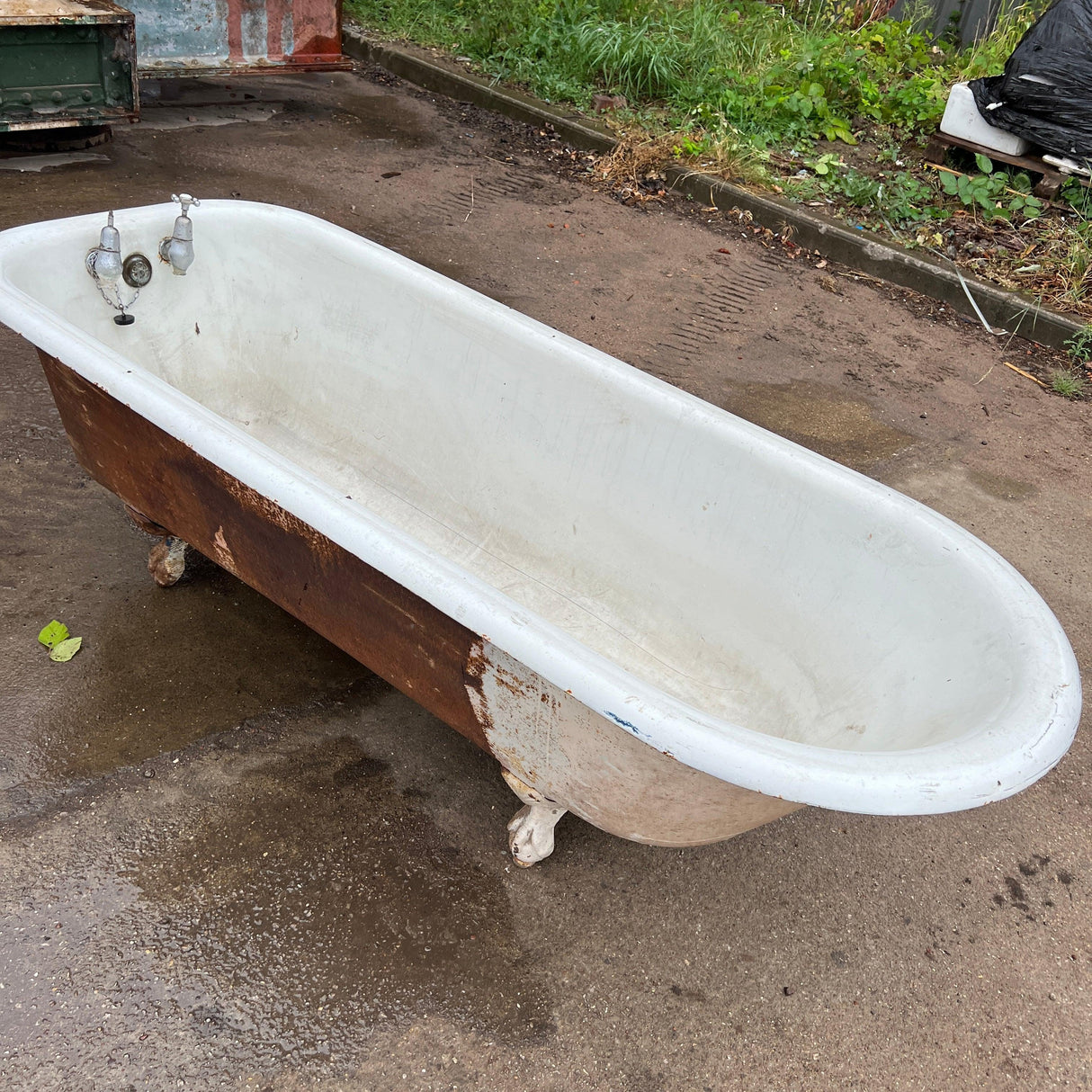 Reclaimed Free-Standing White Cast Iron Bath Tub with Feet - Reclaimed Brick Company