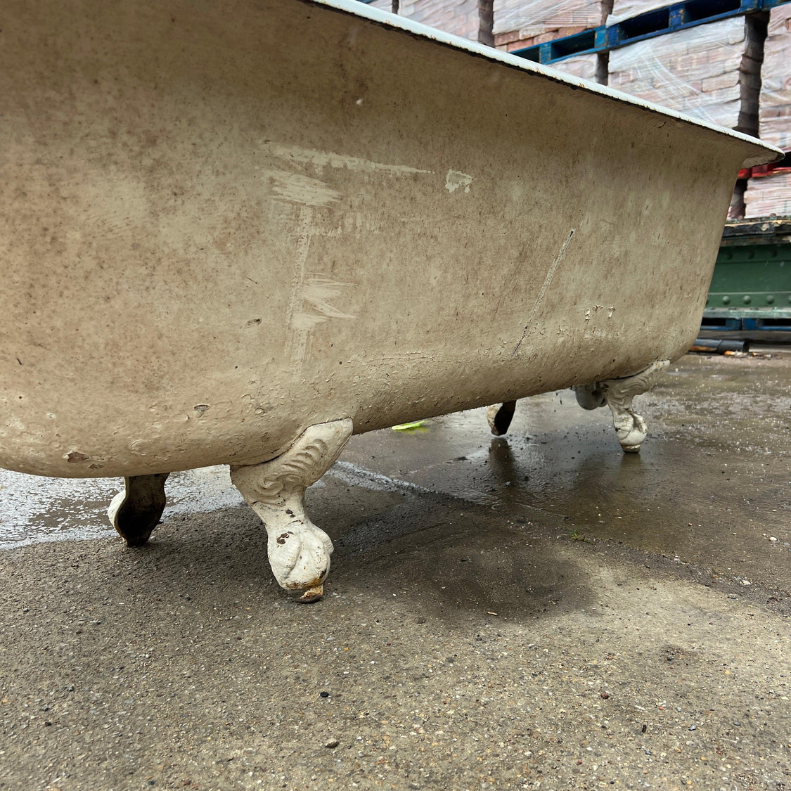 Reclaimed FreeStanding White Cast Iron Bath Tub with Feet Reclaimed
